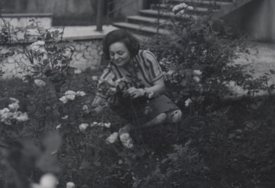  Дружина Наталія в квітнику, 1985 р.